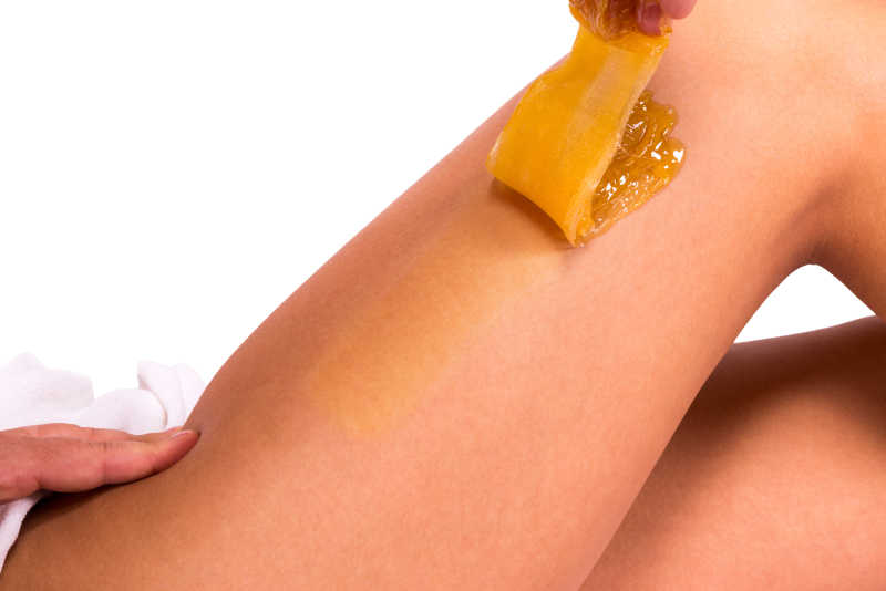女人的腿正在用脱毛膏脱毛
