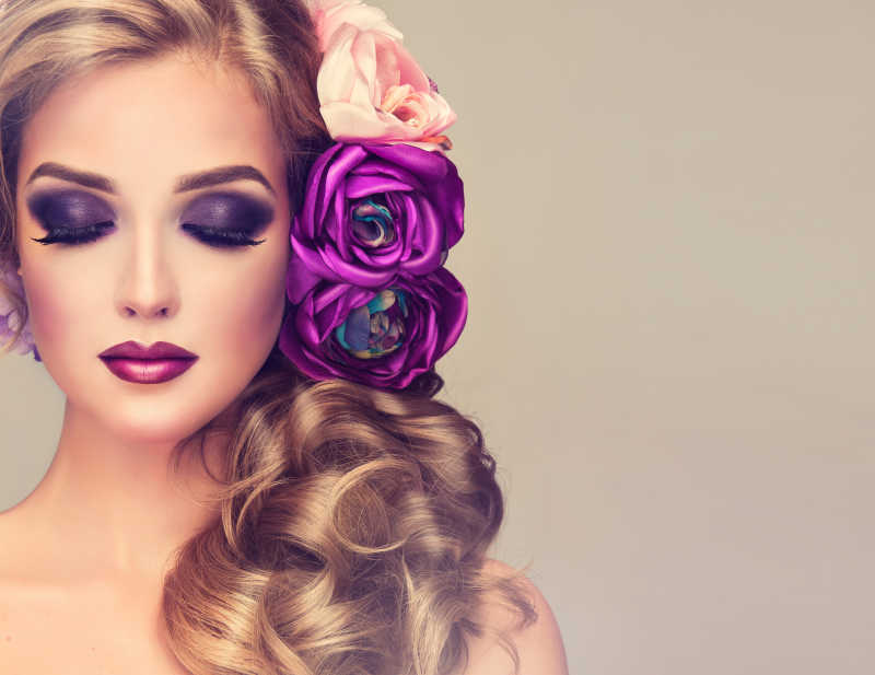 头上带花的紫色妆容女人