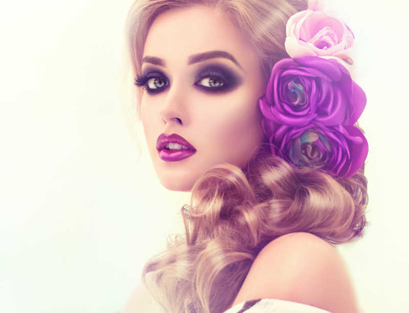 紫色妆容的女人头上带花