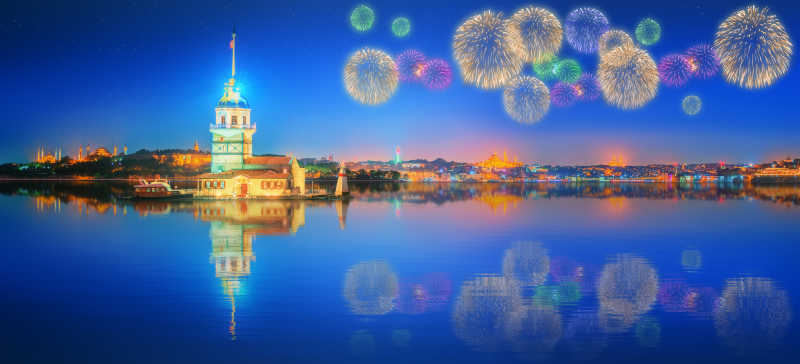 夜间天空中美丽的烟花