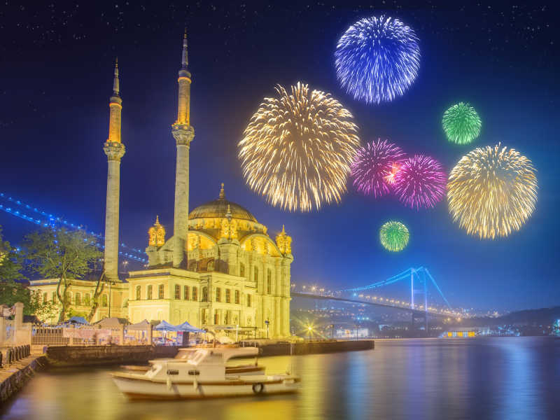 美丽的烟花和夜间城市景观