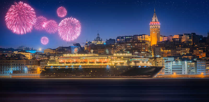 美丽的轮船上空的烟花