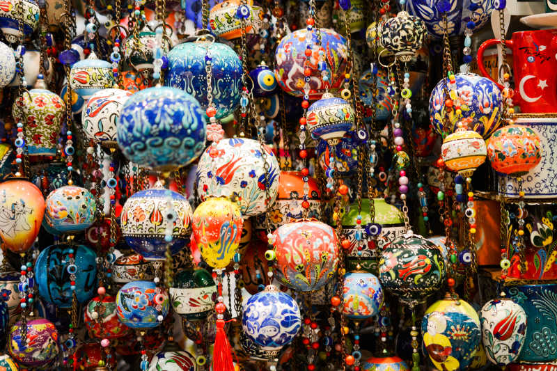 集市上的土耳其陶瓷灯