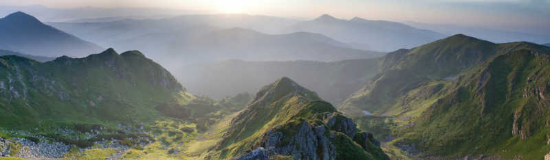 日出时美丽的喀尔巴阡山脉全景