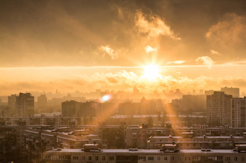 城市上空的橙色落日