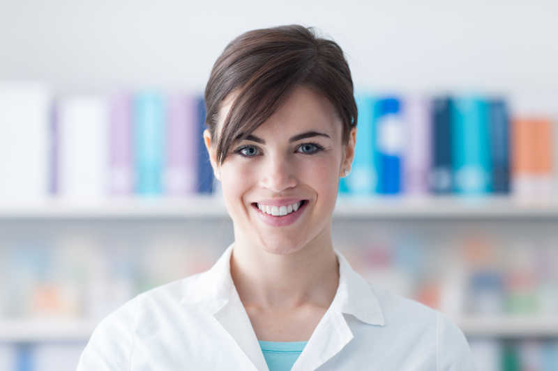 美丽的女医生在微笑