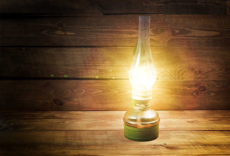 木桌上的旧煤油灯灯