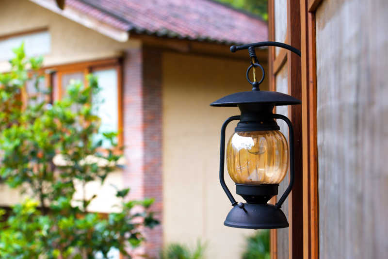 屋外悬挂的煤油灯