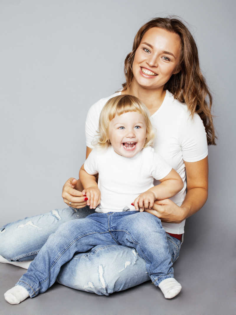 年轻时尚妈妈带着可爱的女儿