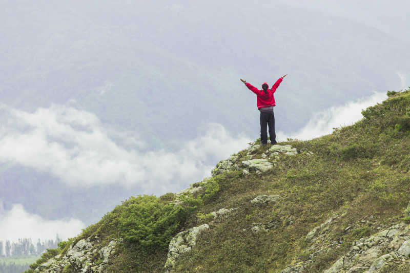女人欣赏山上美丽的景色