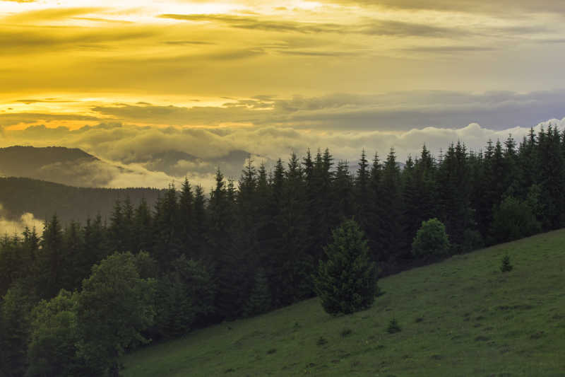 傍晚时美丽山谷里的时光