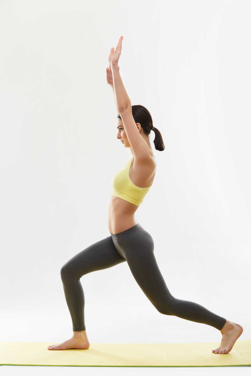 白色背景下的年轻美女在健身