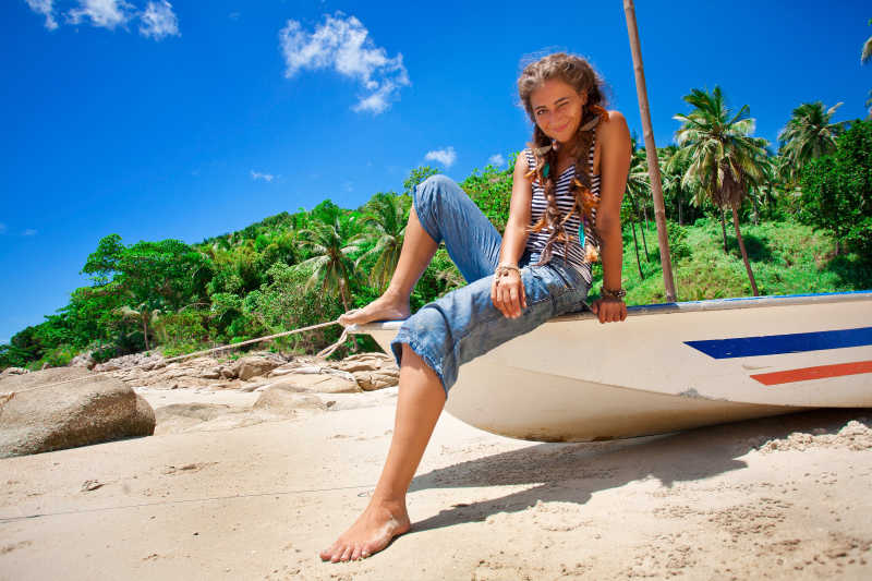 海滩上可爱的波希米亚风格的美女