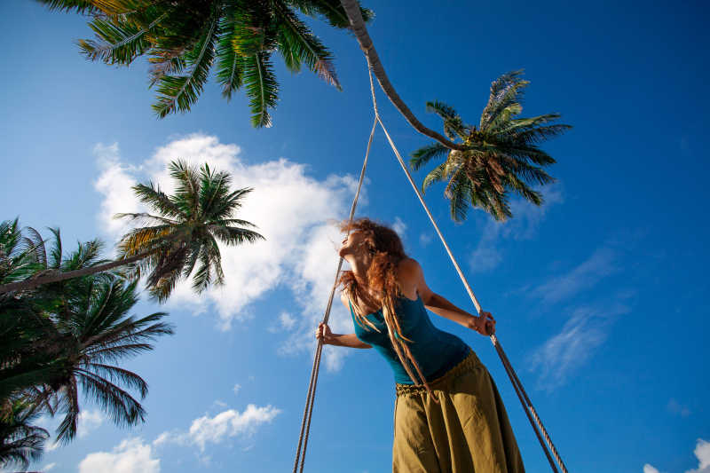 荡秋千的波希米亚风格的美女