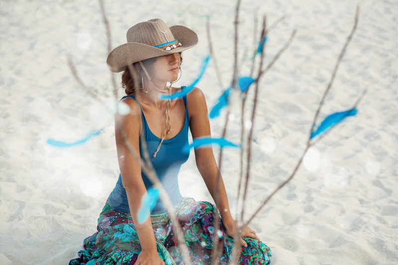 沙滩上有魅力的波希米亚风格的美女