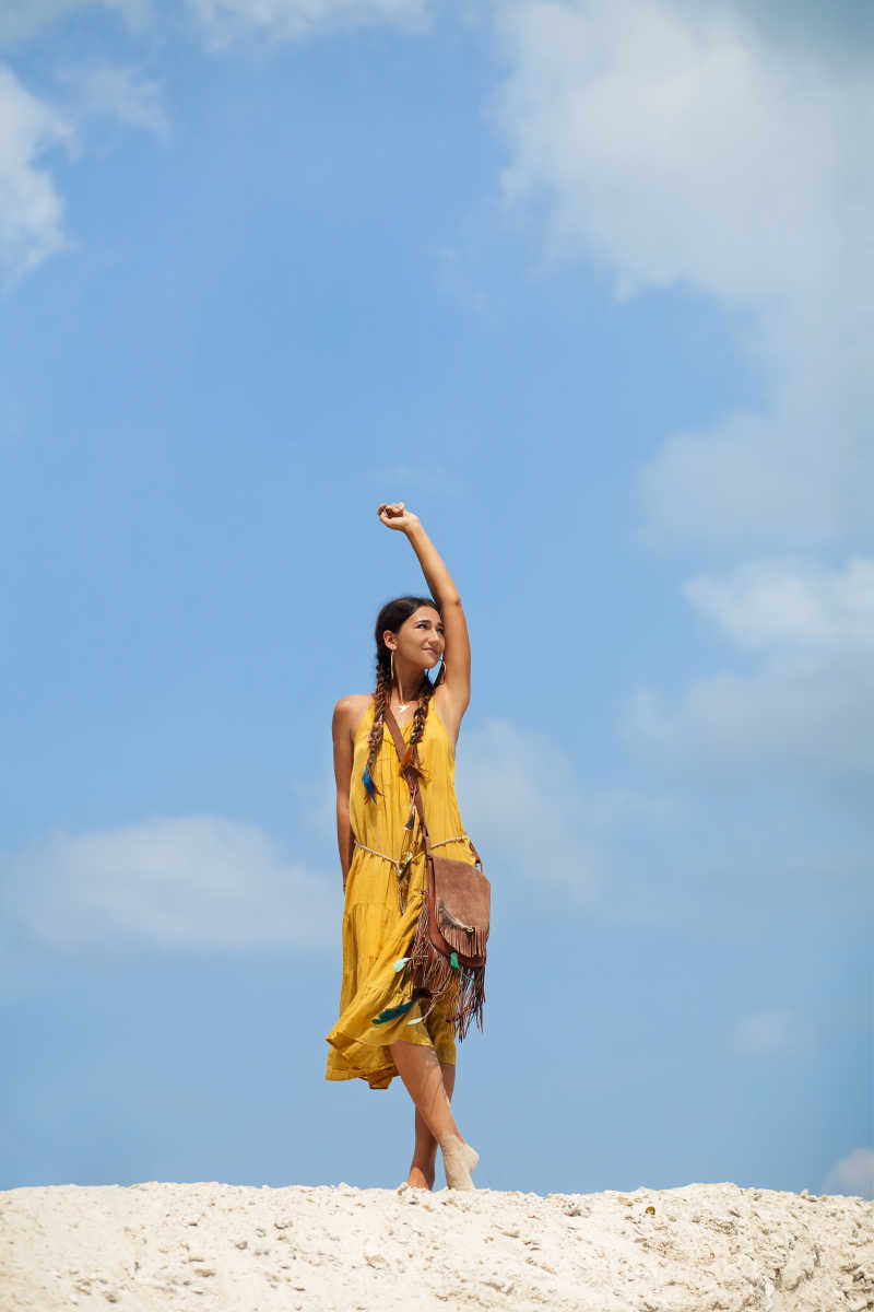 海滩上年轻的波希米亚风格美女