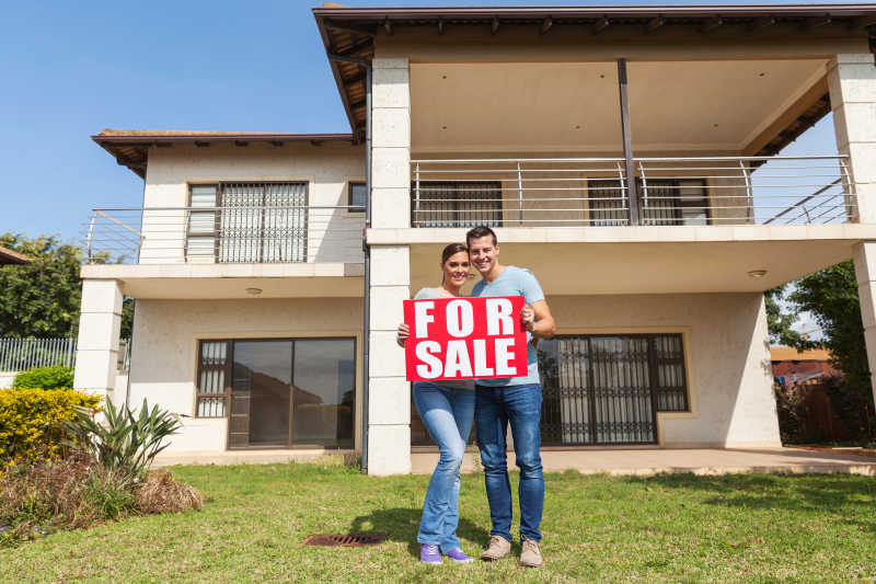 出售房屋的幸福夫妇