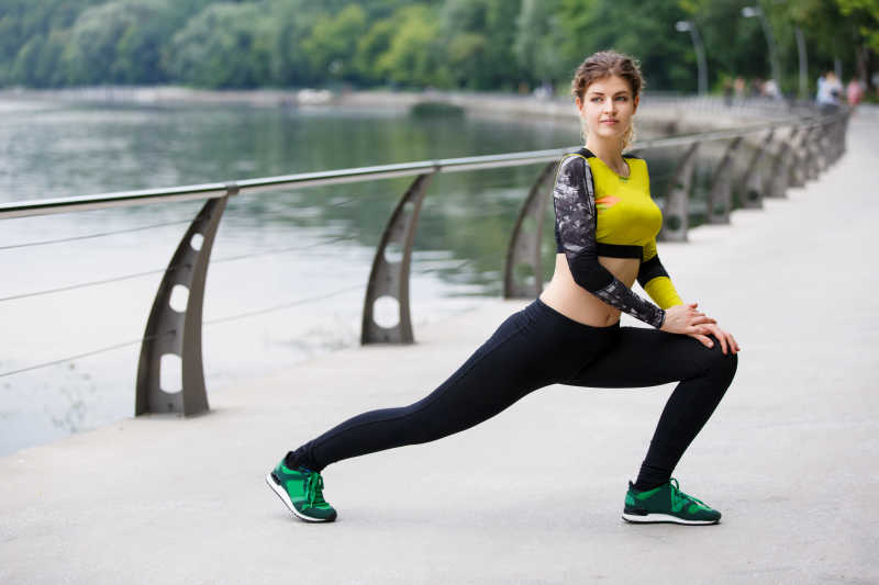 湖边运动的美丽快乐女孩