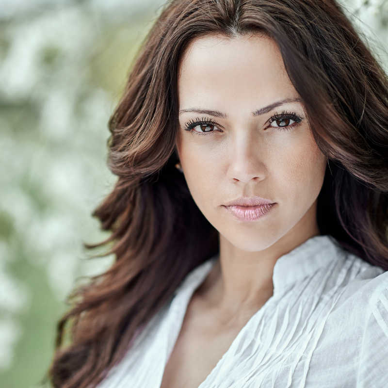 户外的黑发美女