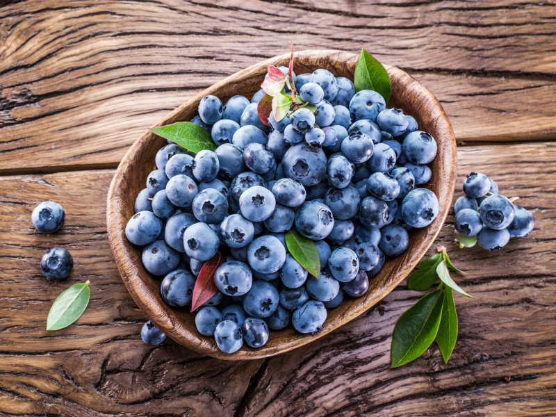餐桌上的碗里的新鲜的蓝莓