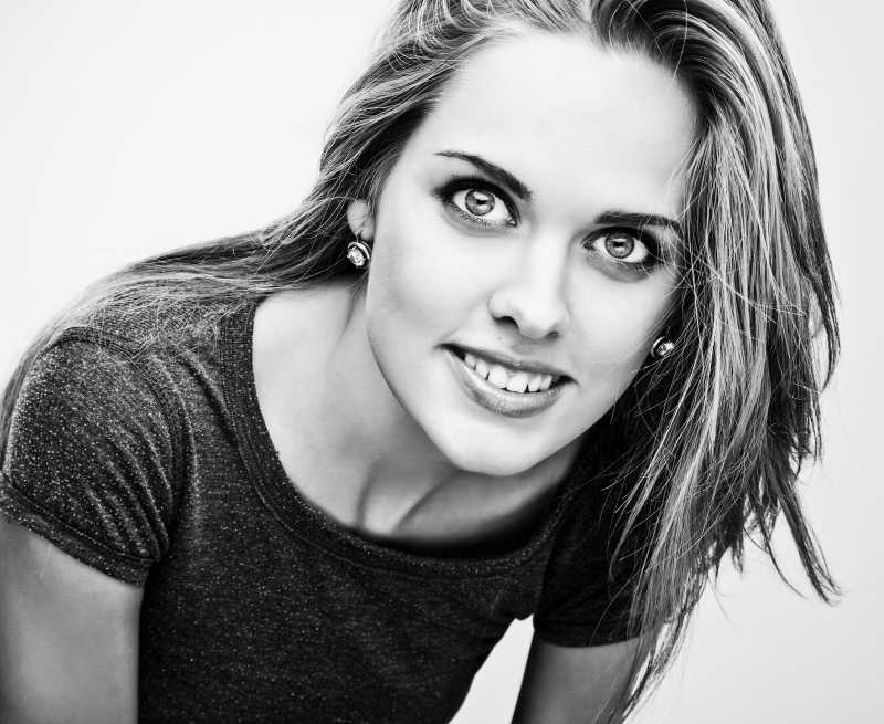 年轻时尚女孩的黑白肖像