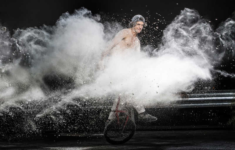 帅气的玩着空中小轮车特技的男人