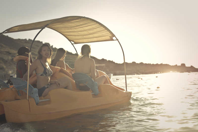 踏板船上的快乐女孩