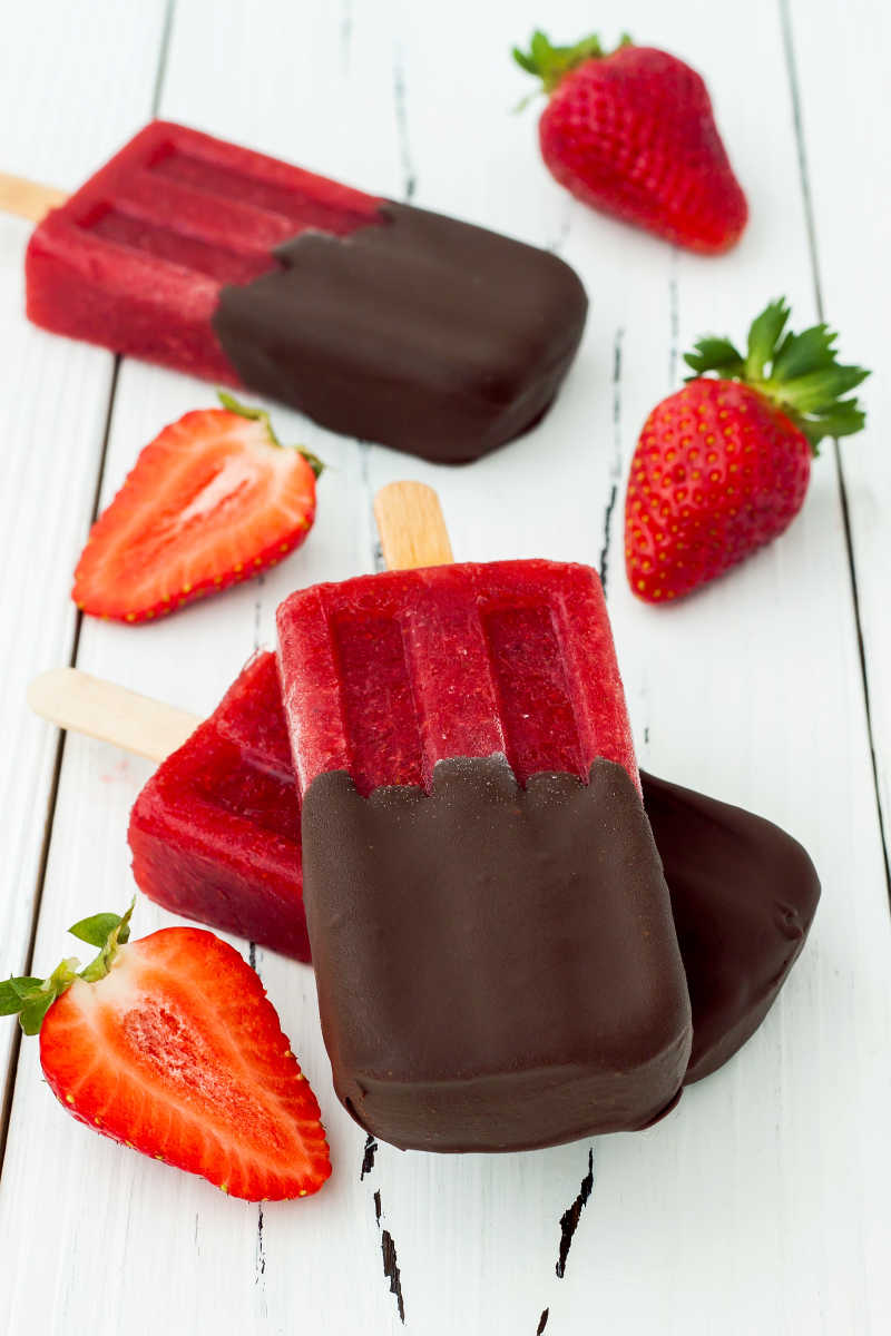 涂有巧克力的草莓冰棍