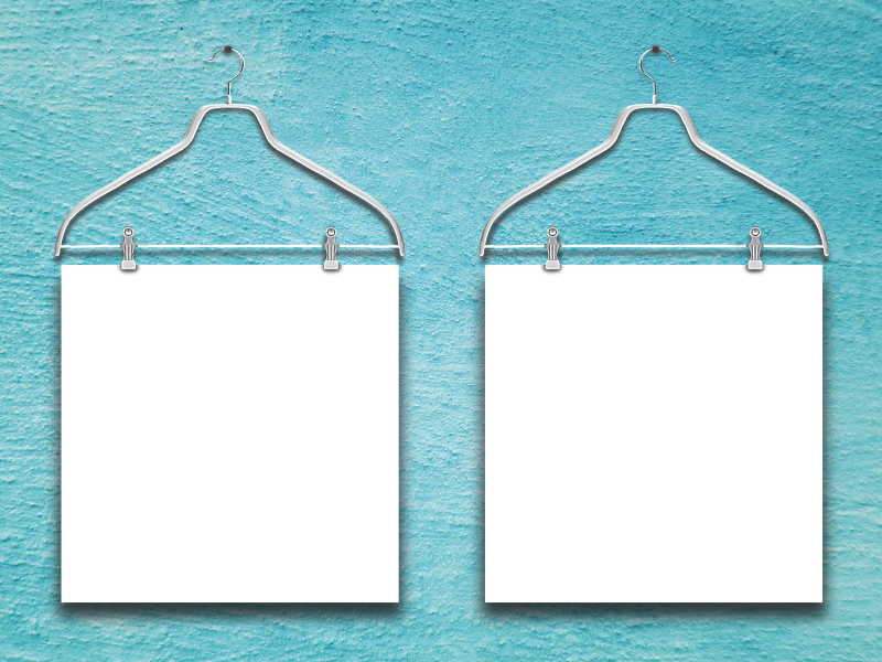 蓝色的墙上悬挂着的空白帧