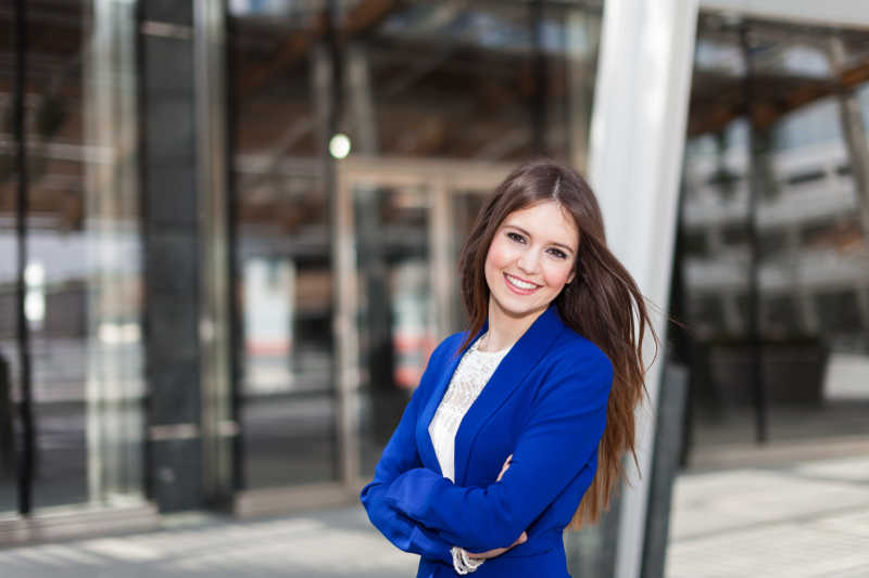 自信甜美的女商人