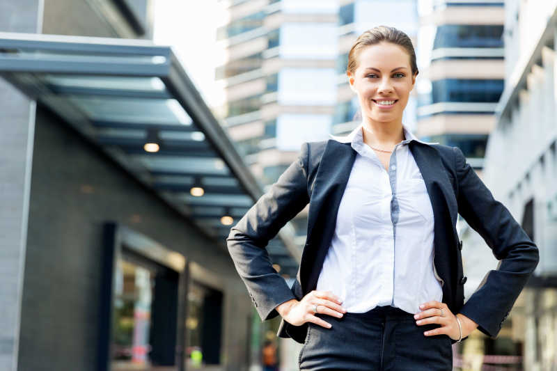 自信面带微笑的女商人