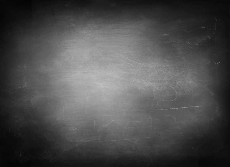白色粉笔痕迹比较明显的黑板