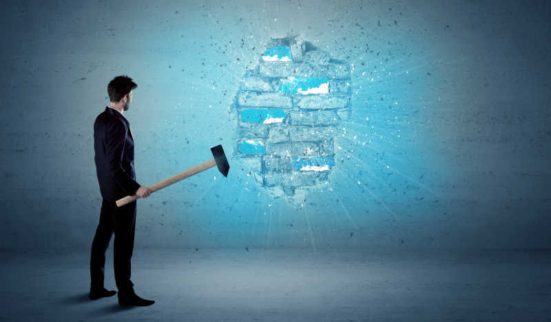 商人用巨锤敲打砖墙插画