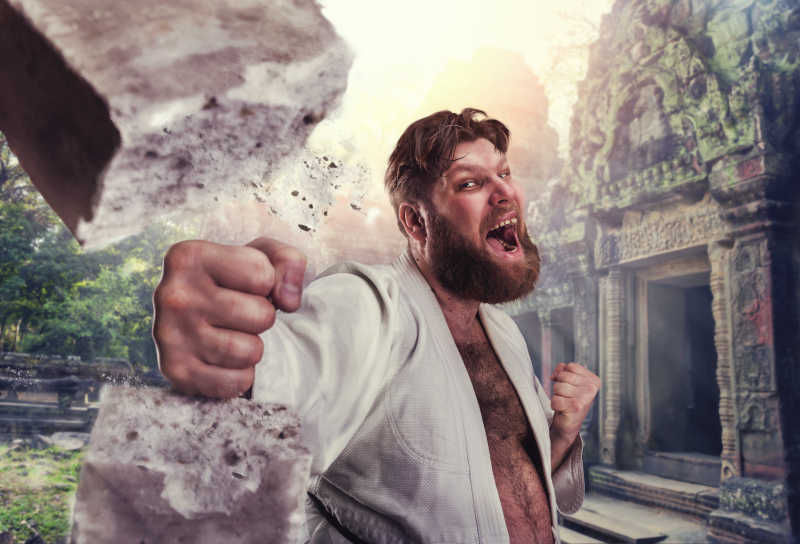 愤怒的男人空手破砖