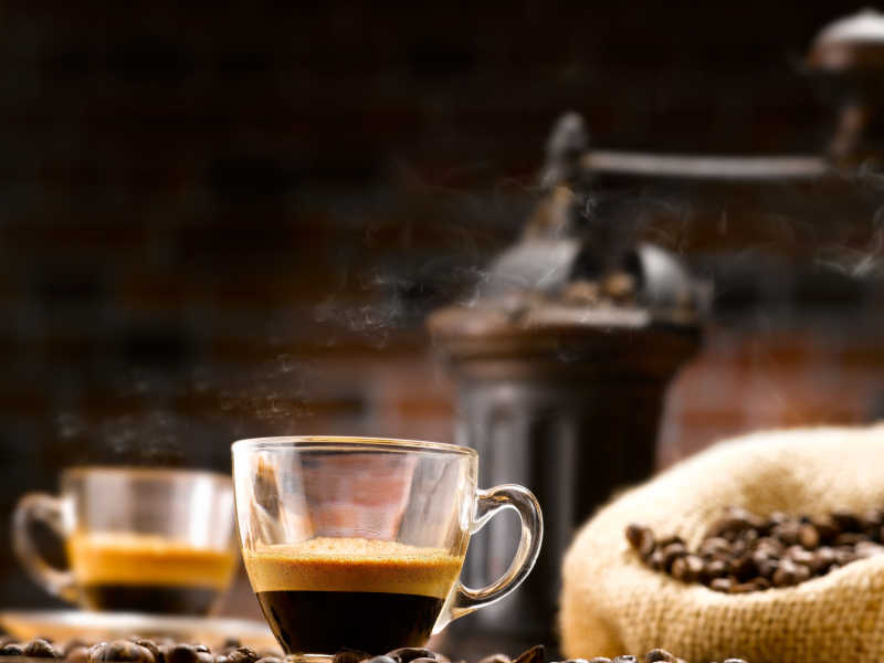 咖啡豆背景下的杯中的热咖啡