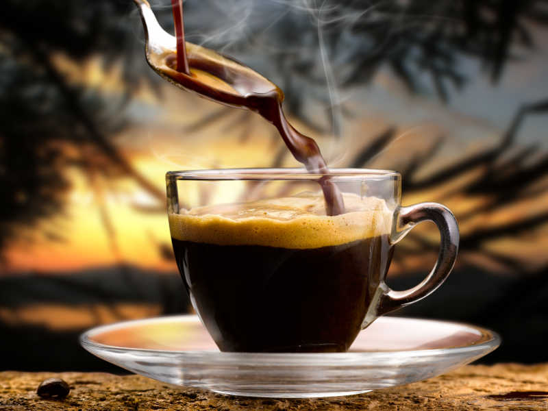 自然背景下的一杯热咖啡