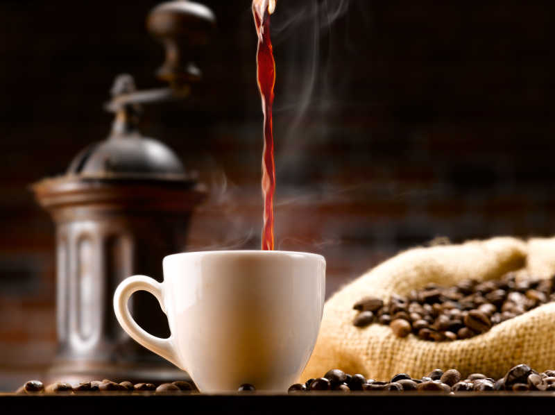 桌上的咖啡豆和热咖啡