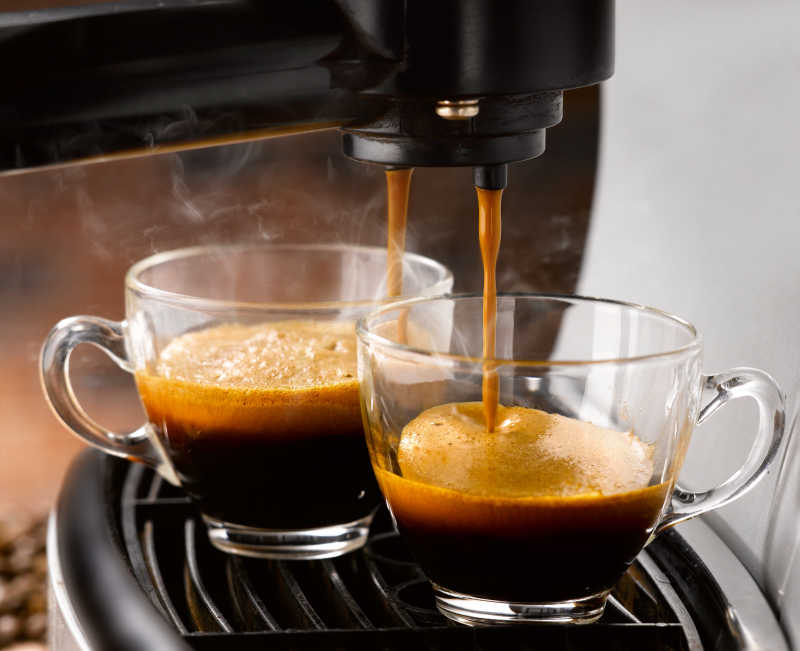 同时倒入两支玻璃杯中的刚煮好的咖啡