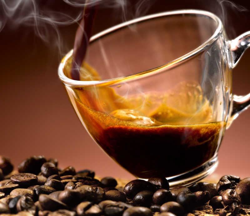 刚煮好的咖啡倒入透明的玻璃杯