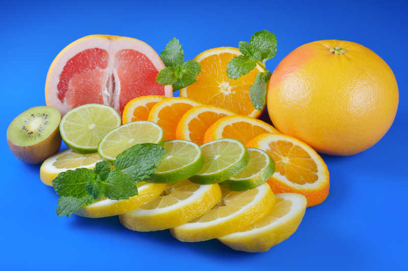 蓝色背景下切片的水果