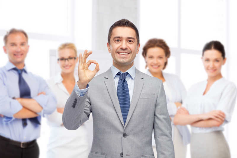 快乐商人穿着西装显示OK手势