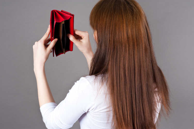 长发美女正在查看钱包