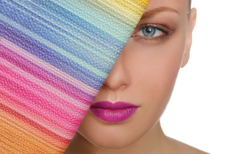 女性和彩色皮包