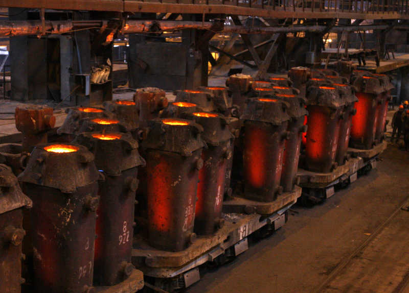 钢铁冶炼金属厂大型设备在工作