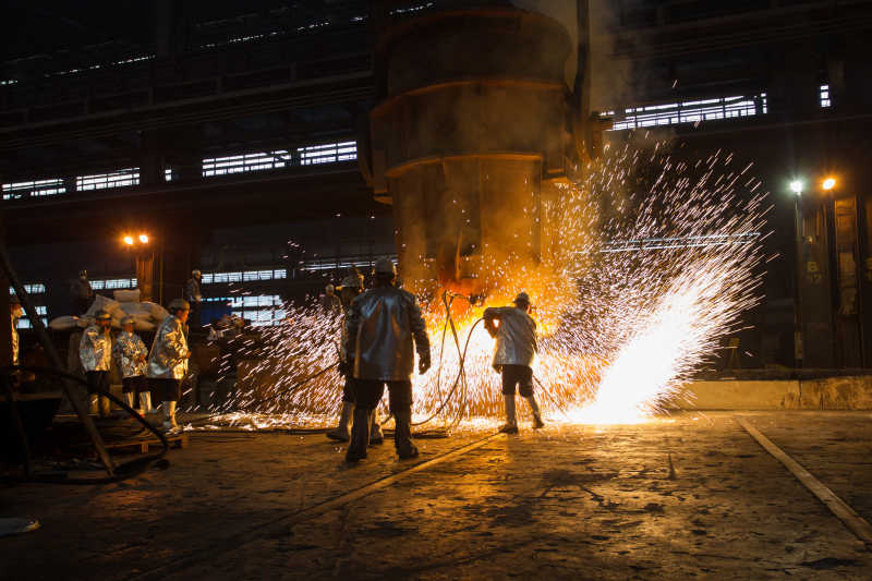 钢铁冶炼厂里工人正在工作