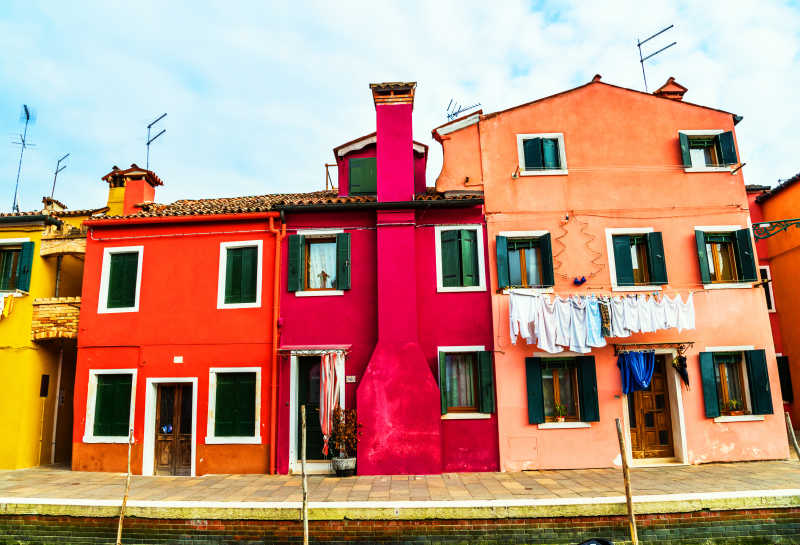 布拉诺彩色的房子上晒着的衣服