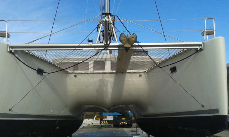 蓝天下的双体帆船近处摄影