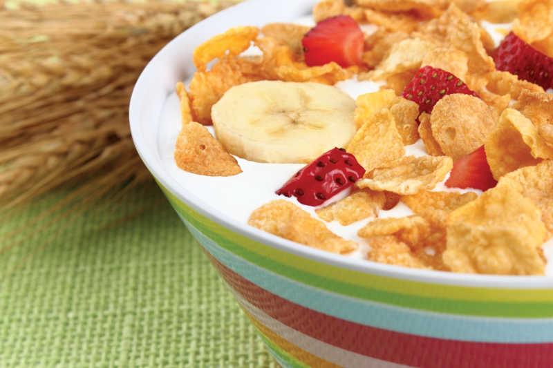 燕麦牛奶水果早餐