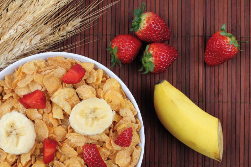 谷物制品与香蕉草莓