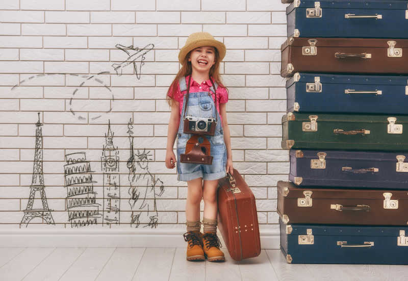 拿着旅行包的女孩